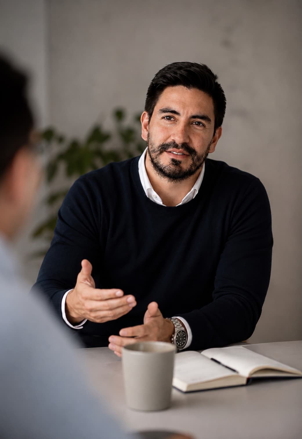 Dairo Rivera, consultor en empresas familiares, en una conversación de trabajo